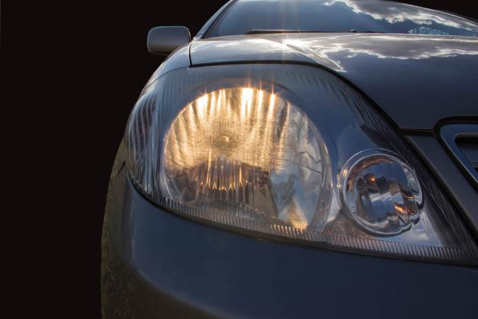 por qué las luces del auto alumbran poco
