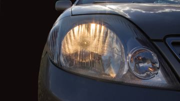 por qué las luces del auto alumbran poco