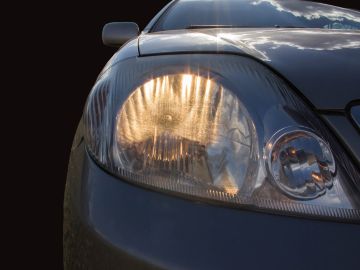 por qué las luces del auto alumbran poco