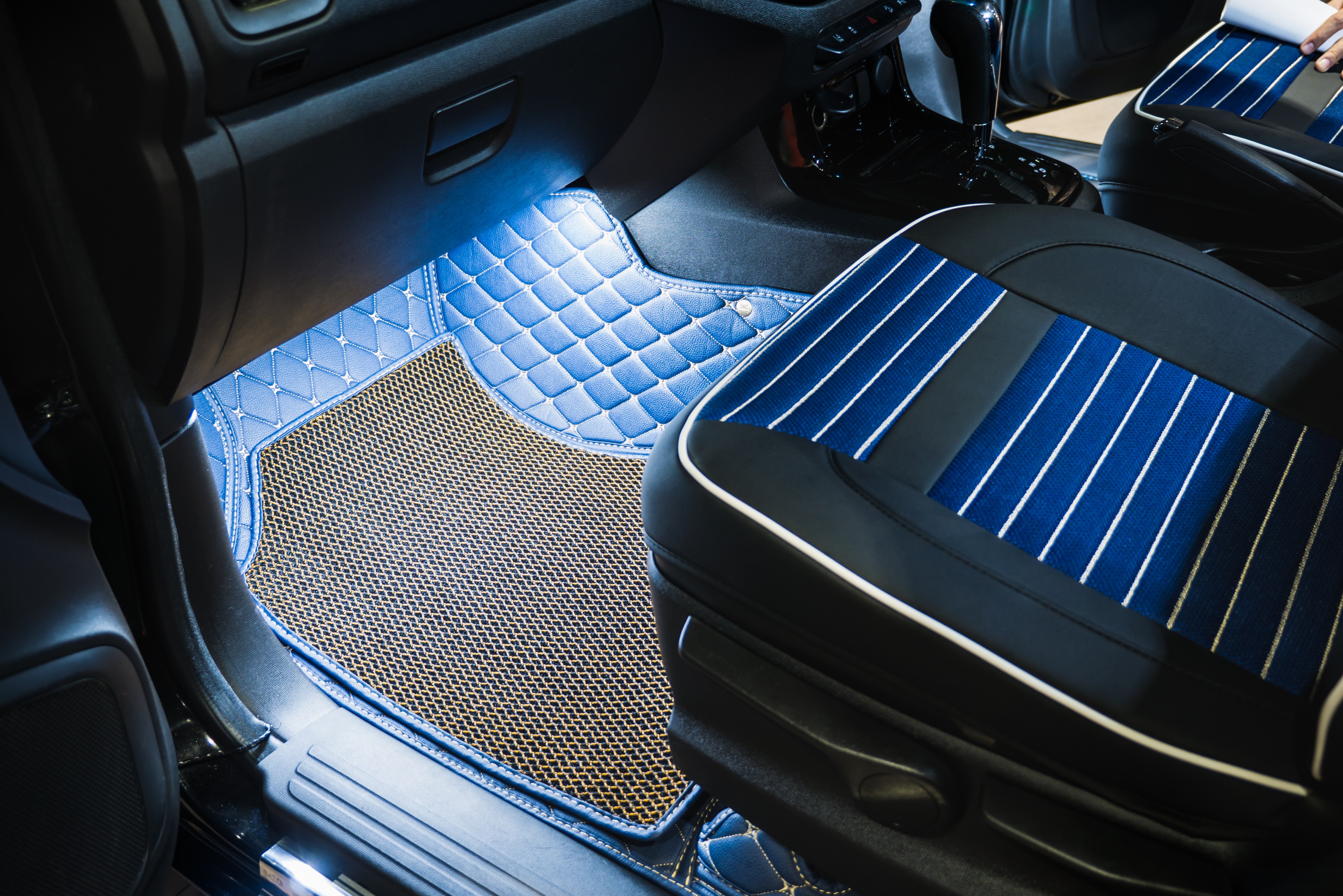 Por qué usar pisos de alfombra en los autos? - AutoPlanet