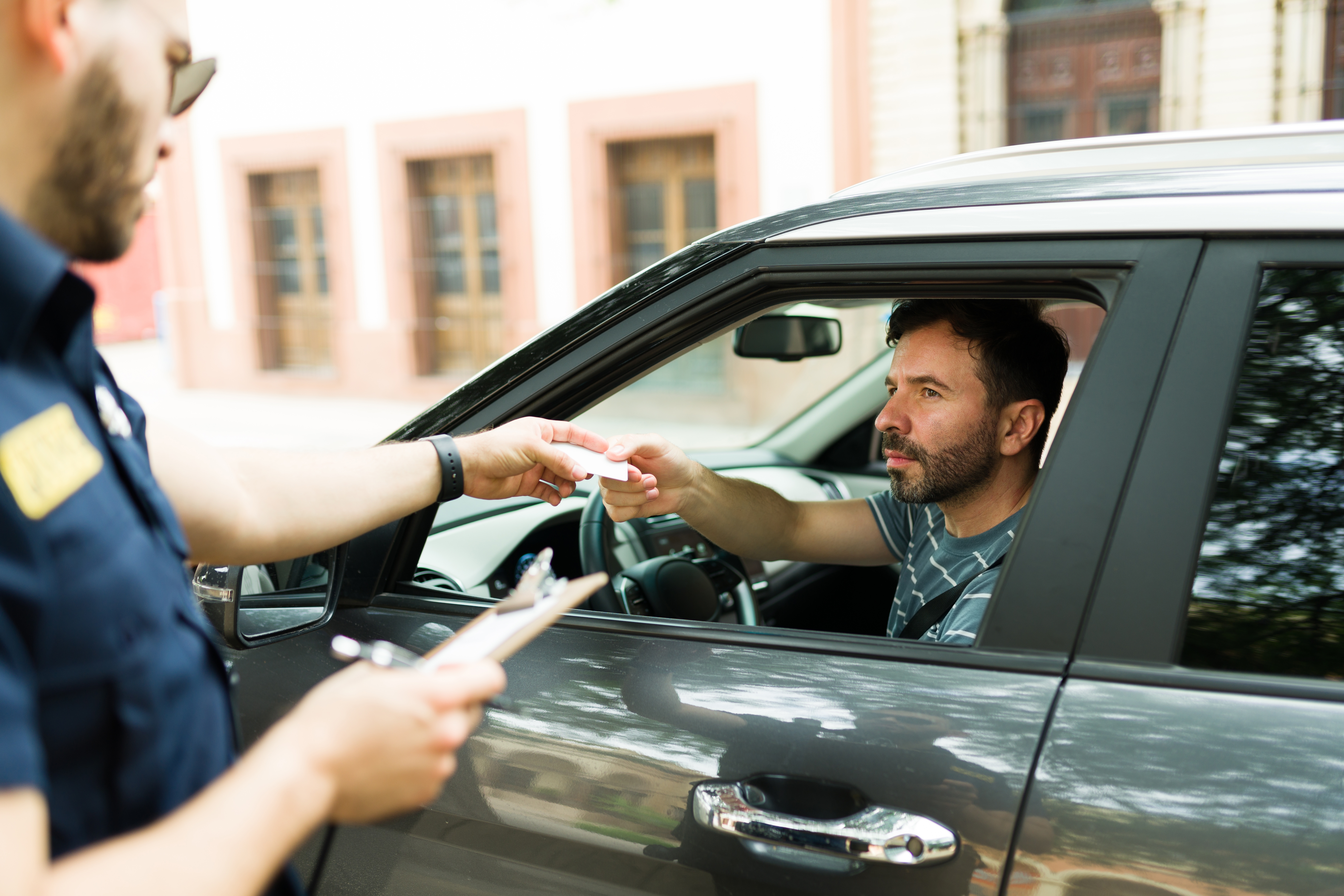 Policía revisando la licencia de conducir de un conductor en Hawaii. Foto: Siempre auto 