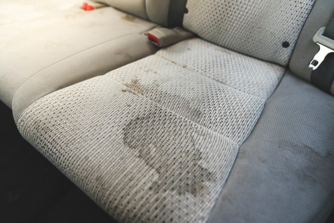 Asiento de coche manchado.