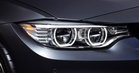 Auto con faros LED.
