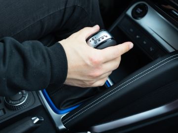 Conducir coche automático.