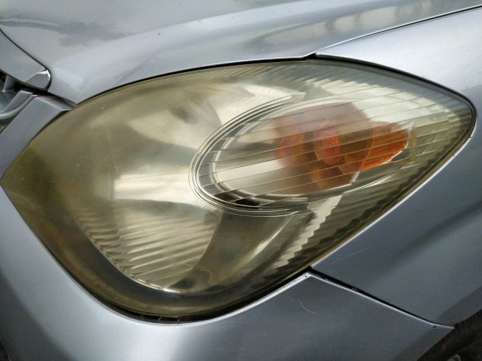 Faro de auto opaco.