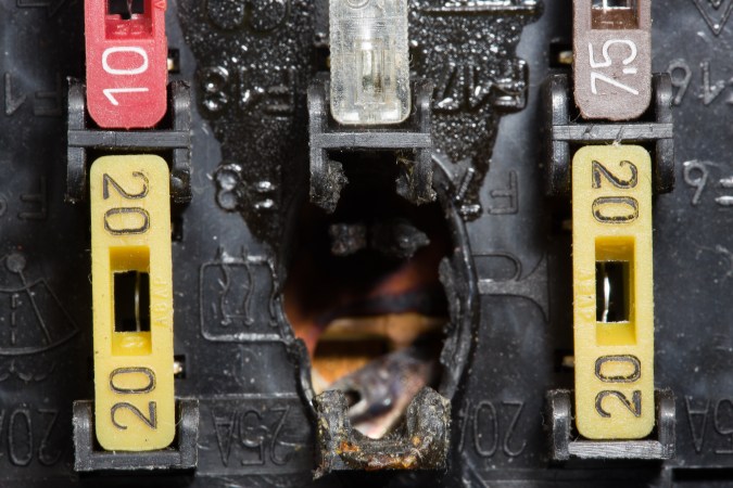 Fusible de carro quemado.