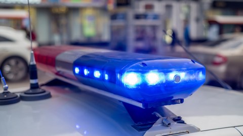 Los auto de policía tienen luces estrobo.