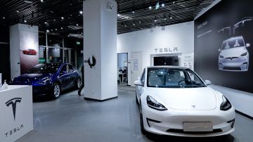 Tesla recorto los precios de sus EVs.