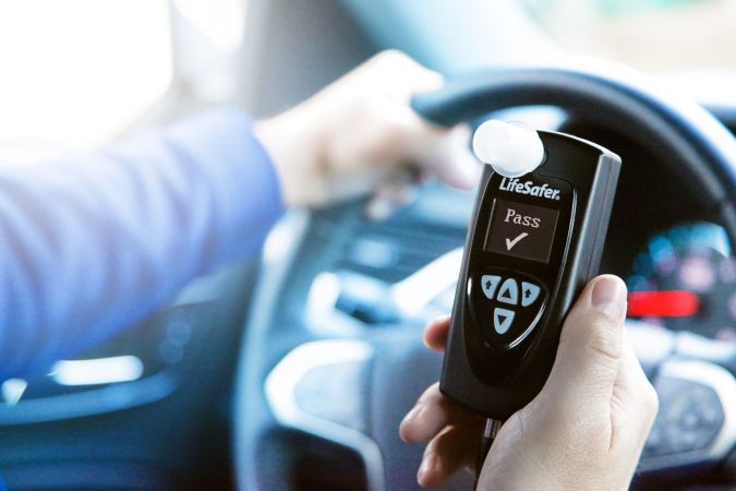 auto con alcoholimetro