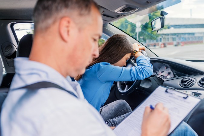 Cómo buscar un vehículo por número de placa en USA