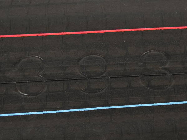 lineas rojas y azules en las llantas