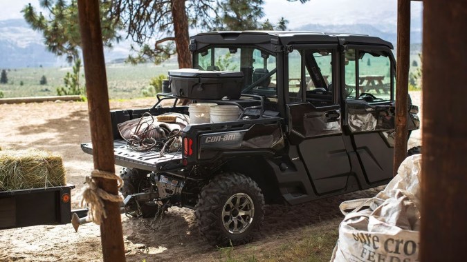 Can-Am Defender 6x6