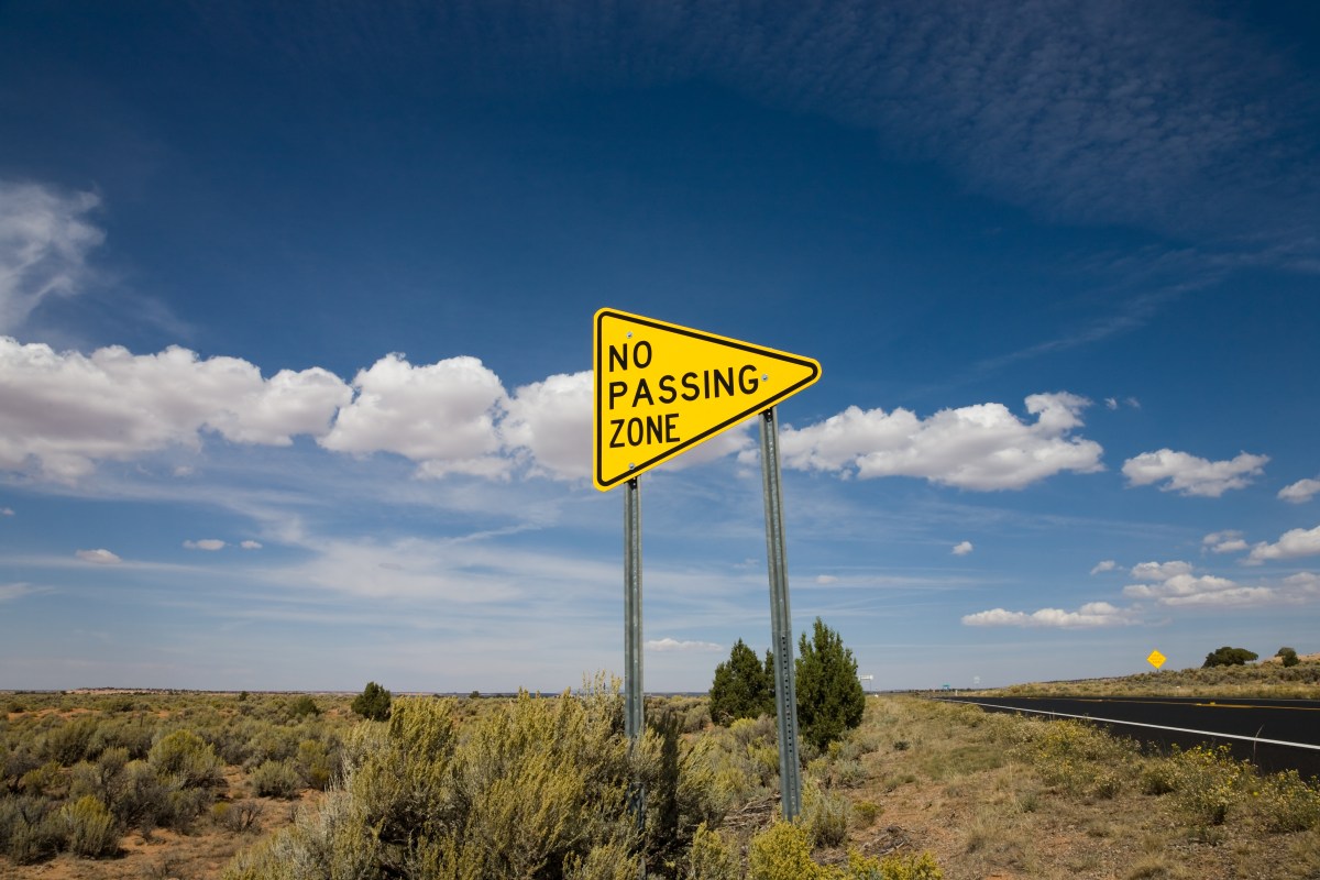 No passing zone: qué significa esta señal de tránsito