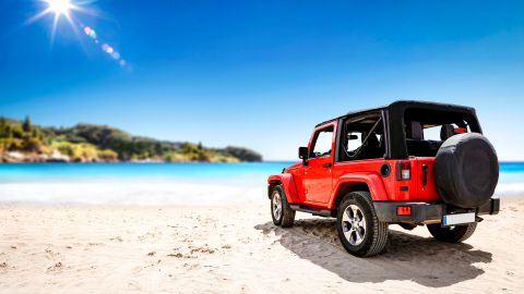 Auto en la playa