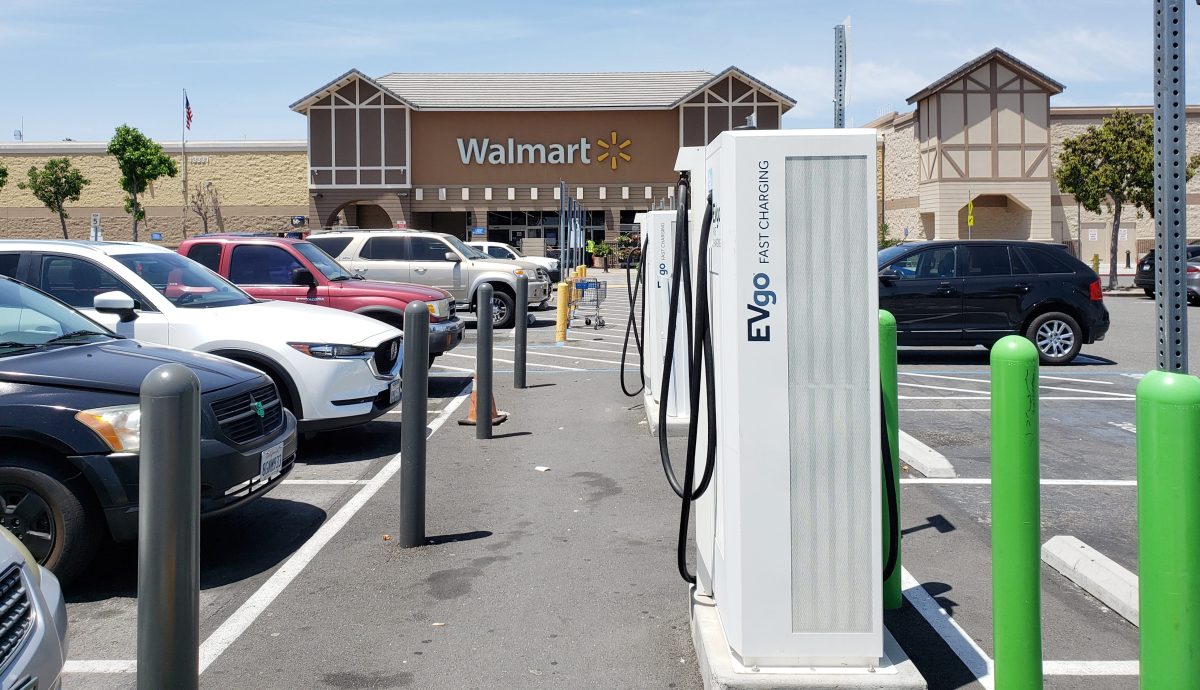 Estaciones de carga para autos electricos en Walmart
