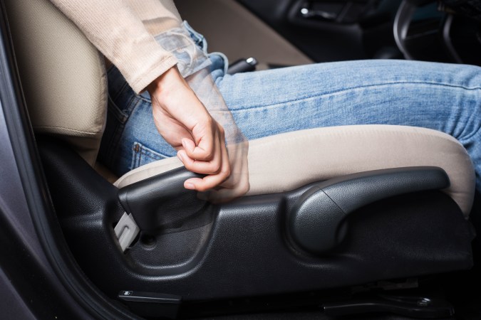 como tomar el volante al conducir
