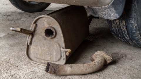 Escape de auto roto.