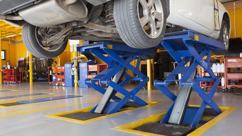 Los rieles de elevación se instalan en la parte inferior del auto sobre el bastidor.