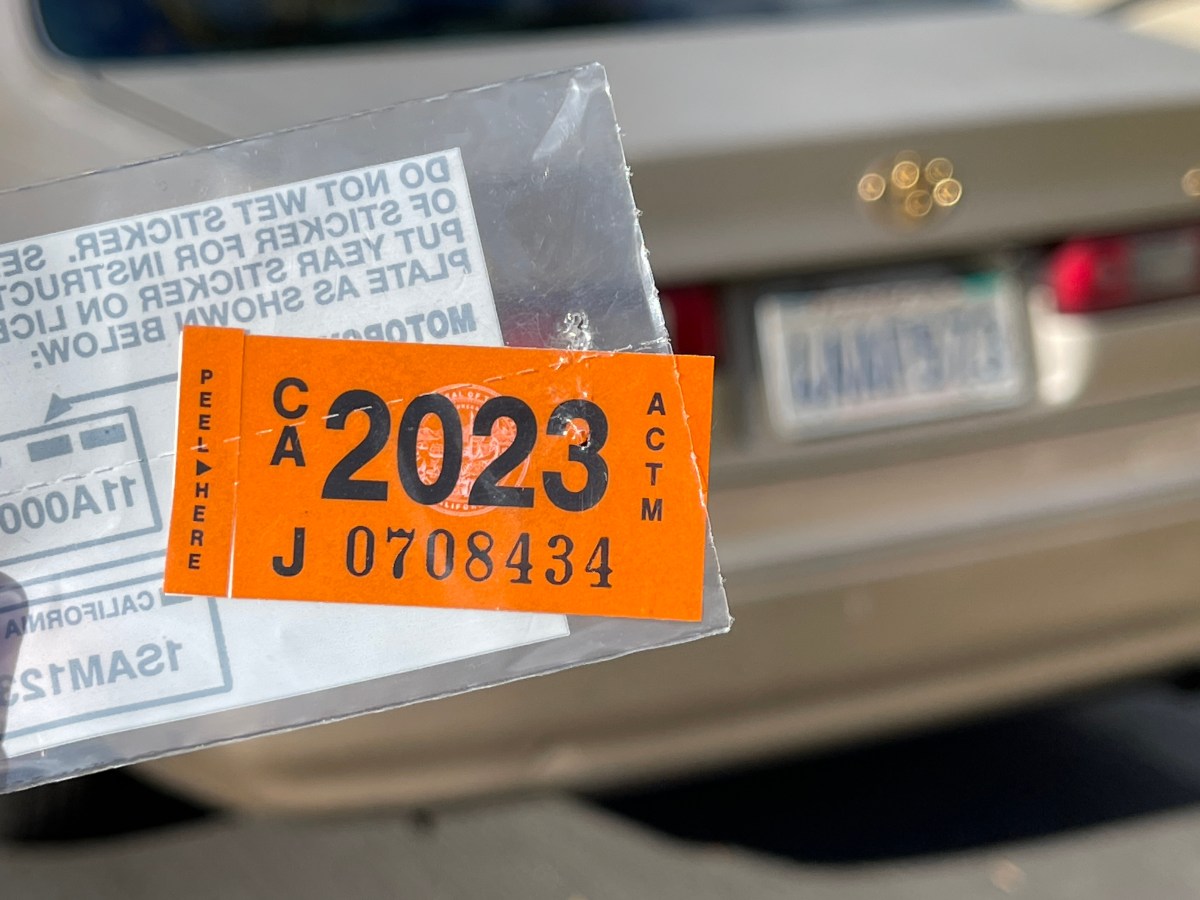 Renovación de sticker de placas trámites y costos según el DMV