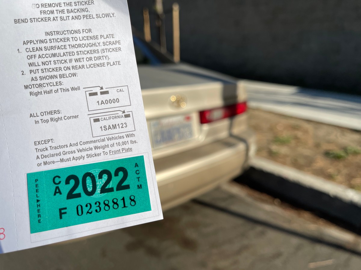Renovación de sticker de placas trámites y costos según el DMV