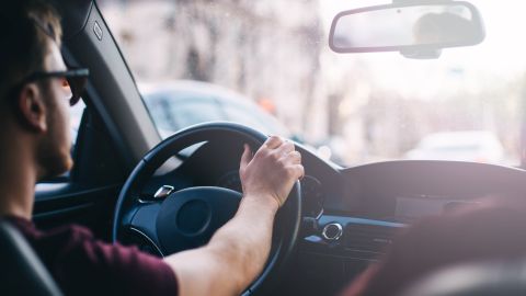 Carro que vibra en primera.