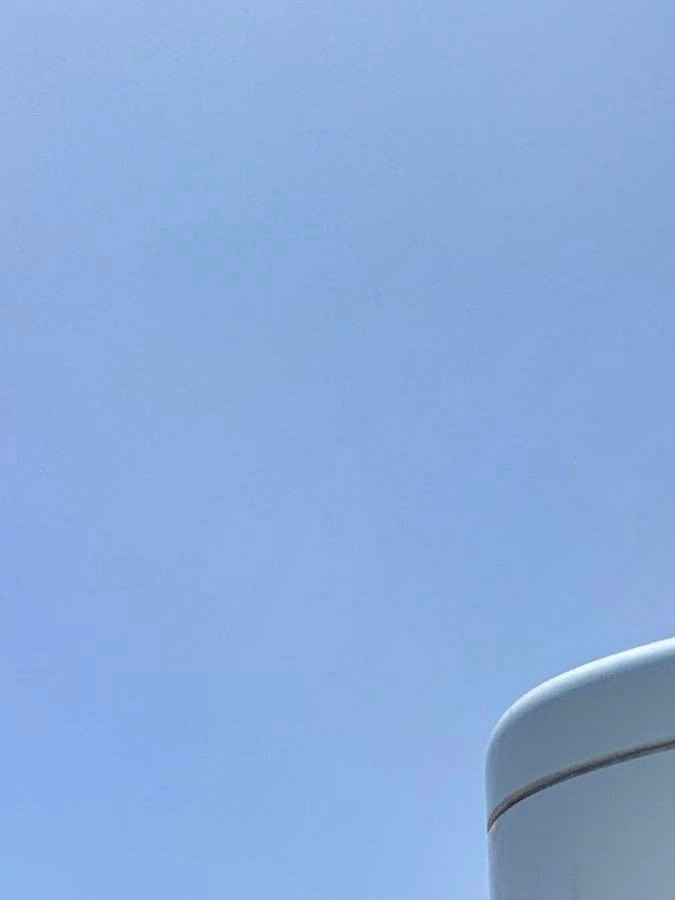 Un Ford F-150 Lightning en una estación de carga Tesla