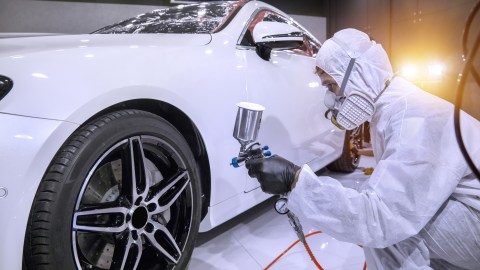 Pintando un carro.