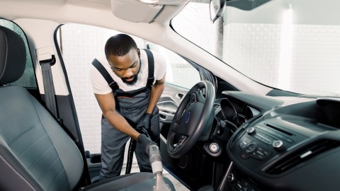 Por qué cae agua del aire acondicionado adentro del auto