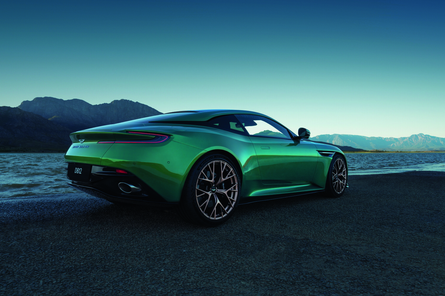 Aston Martin DB12 2024