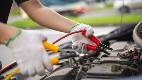 carga de batería del auto cables al reves