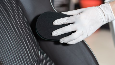 cómo limpiar la grasa de la tapicería del auto