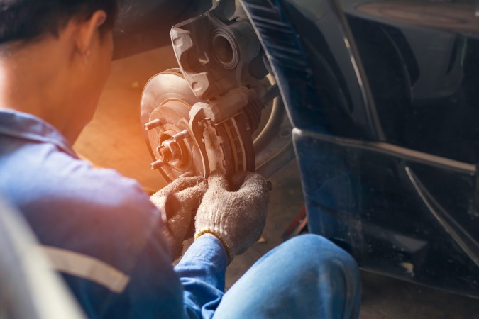 cómo revisar los frenos del auto