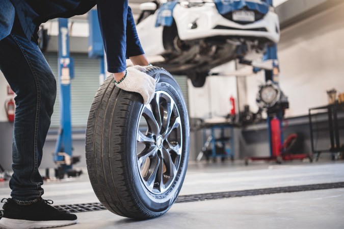 Por qué es necesario rotar las llantas del auto