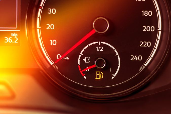 с какой стороны находится бензобак в автомобиле