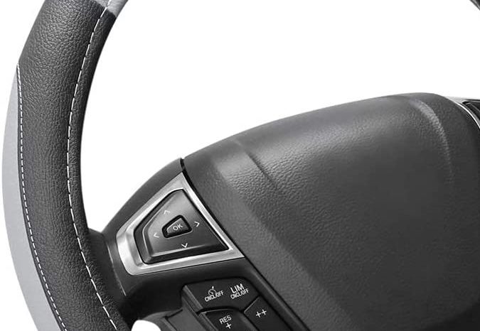 Funda para volante de coche de microfibra negra y gris SEG Direct.