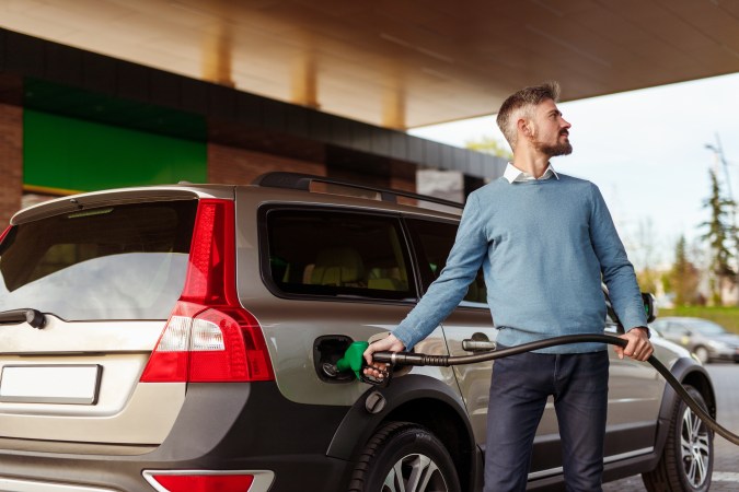 El truco para saber en qué lado del auto está el depósito de gasolina