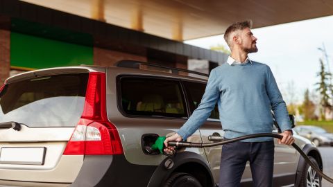 El truco para saber en qué lado del auto está el depósito de gasolina