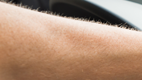 Cómo limpiar el tablero pegajoso del auto