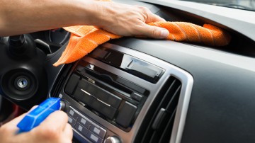 Cómo limpiar el tablero pegajoso del auto