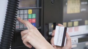 Por qué las gasolineras retienen fondos de tu tarjeta