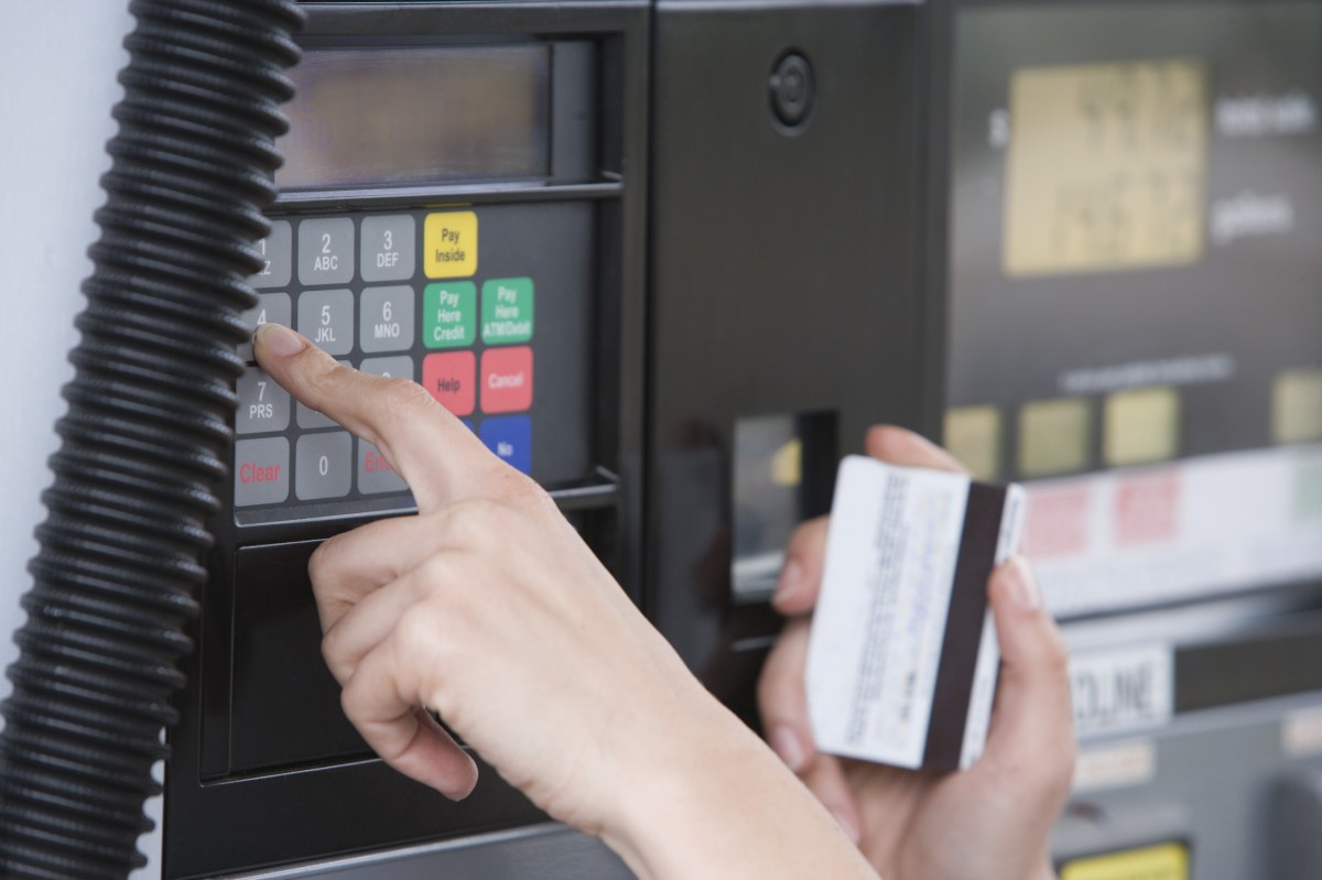 Por qué las gasolineras retienen fondos de tu tarjeta