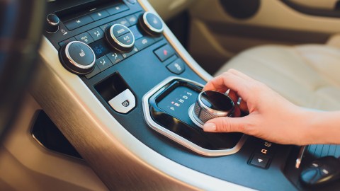 Por qué los autos híbridos no llevan cambio de marchas manual