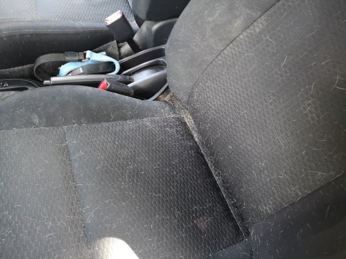 pelos en el asiento de auto
