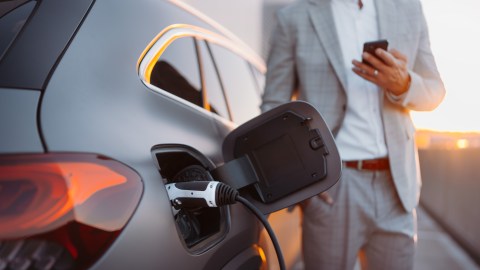 cuanto tiempo tarda en cargar batería de auto eléctrico