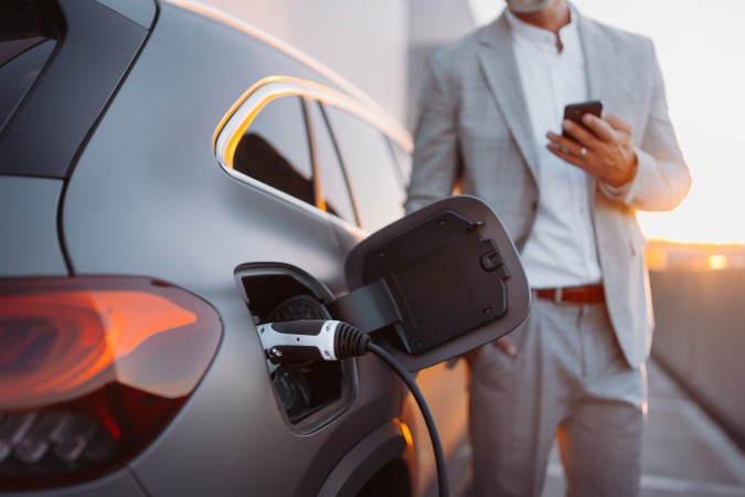 cuanto tiempo tarda en cargar batería de auto eléctrico