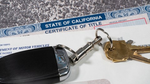 Cómo llenar un título de carro en California