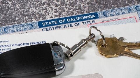 Cómo llenar un título de carro en California