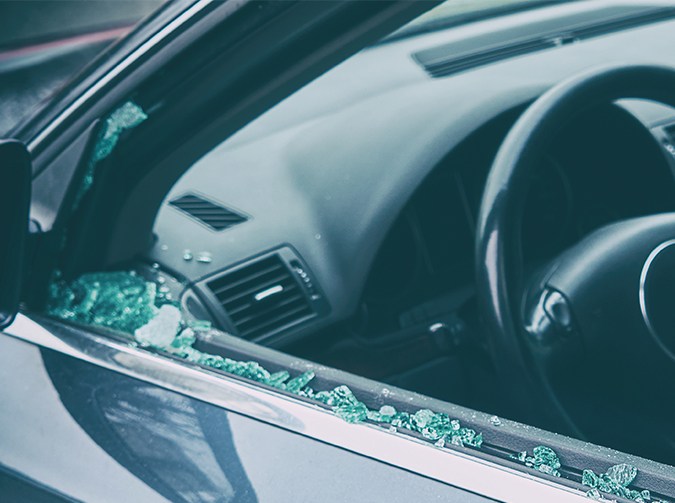 Cómo tapar una ventana de auto con el vidrio roto