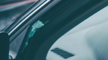 Cómo tapar una ventana de auto con el vidrio roto