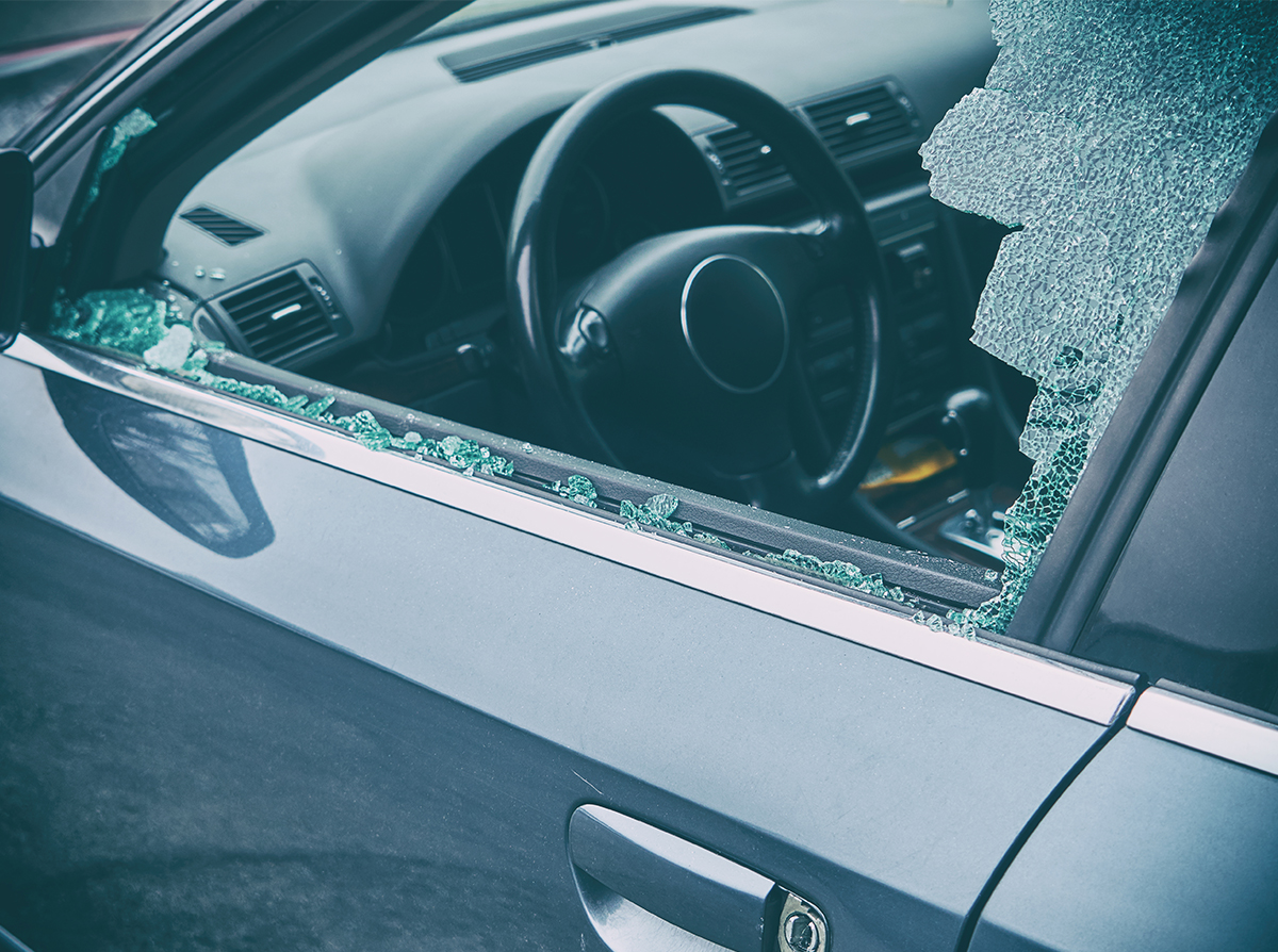 Cómo tapar una ventana de auto con el vidrio roto